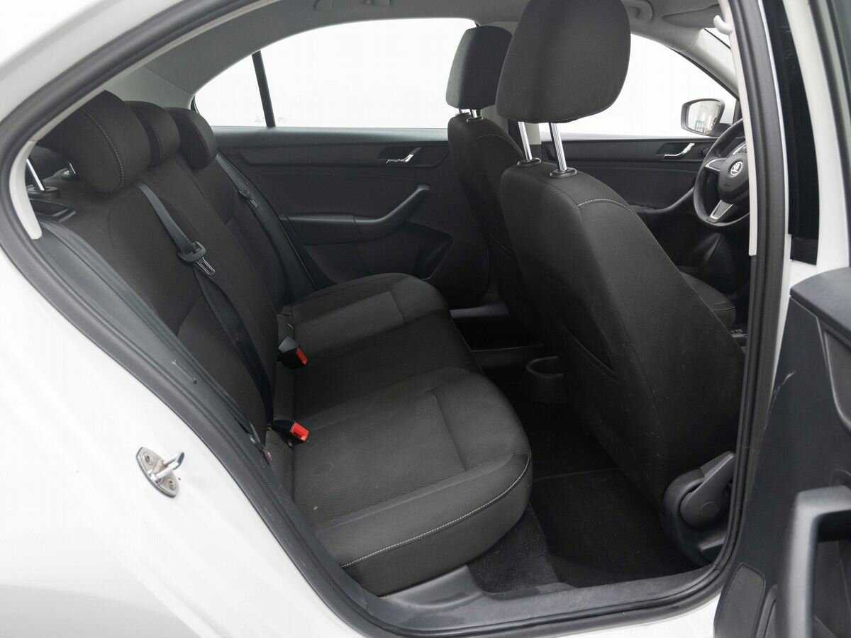 Skoda Rapid с пробегом — 2015 год. Фото: #9