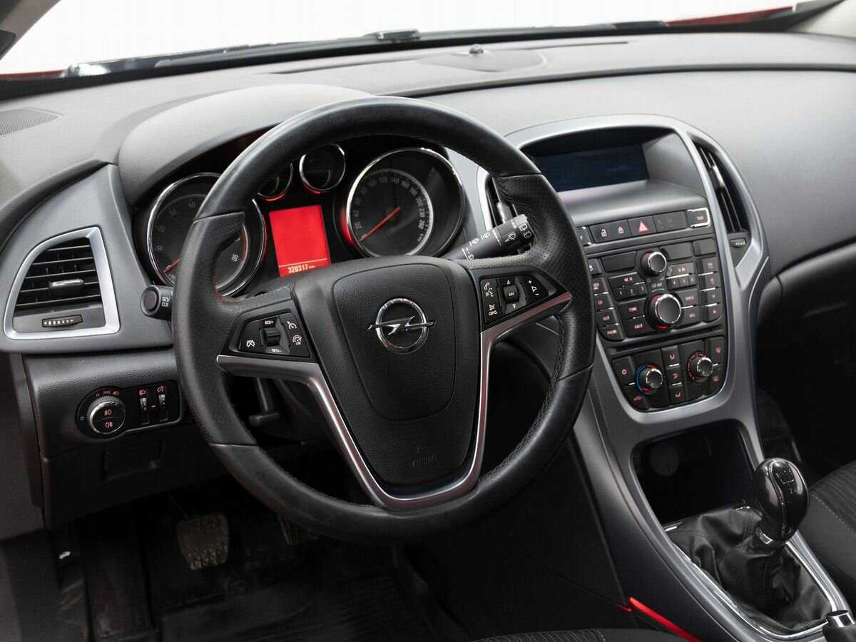 Opel Astra с пробегом — 2012 год. Фото: #13