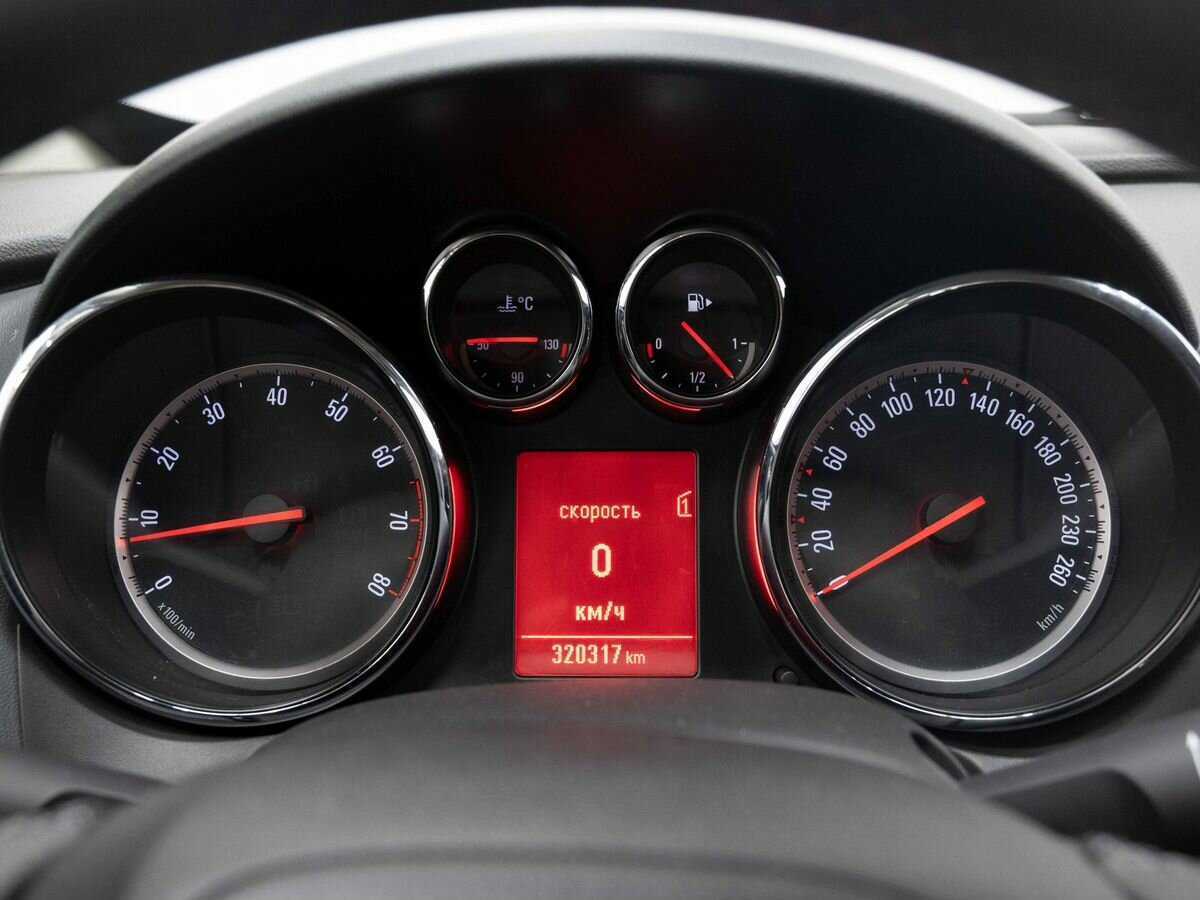 Opel Astra с пробегом — 2012 год. Фото: #16