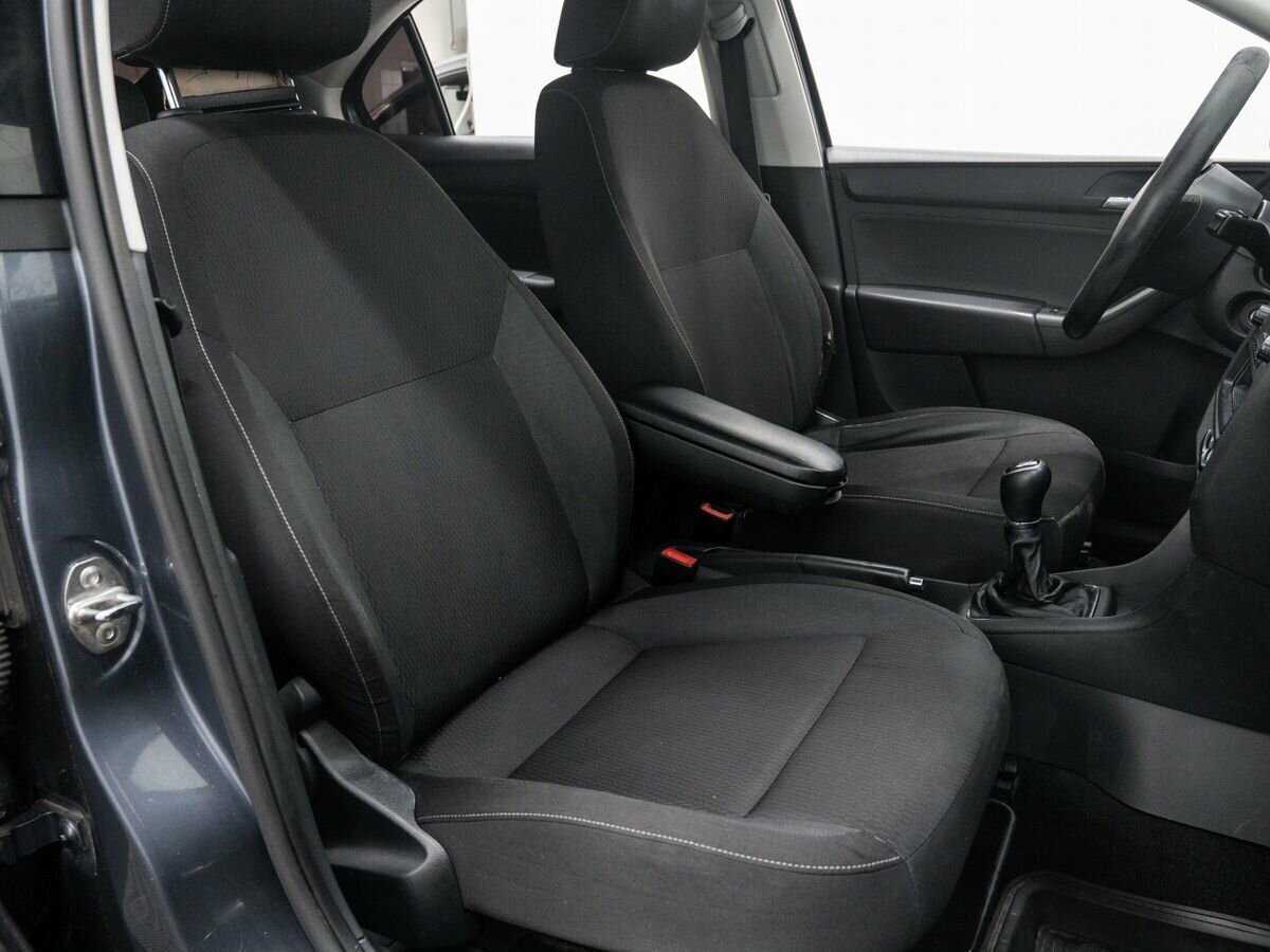 Skoda Rapid с пробегом — 2014 год. Фото: #8