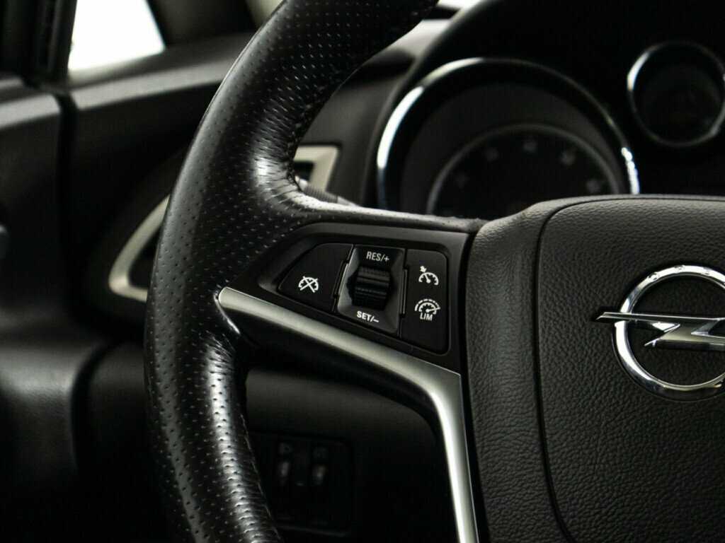 Opel Astra с пробегом — 2012 год. Фото: #16