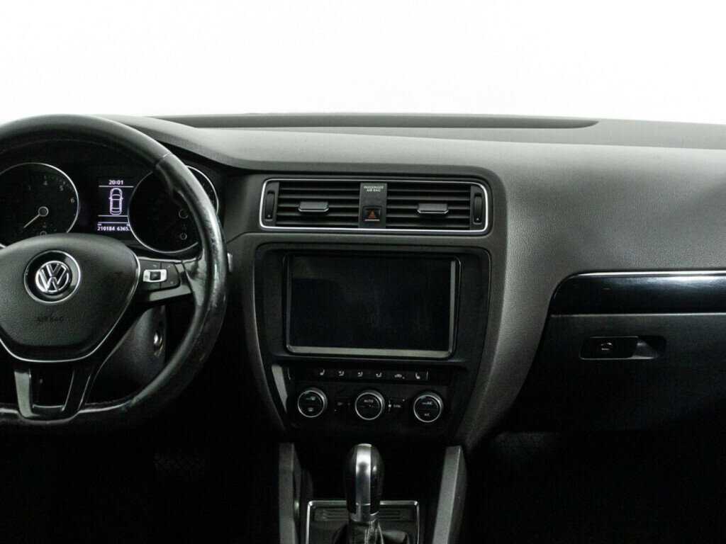 Volkswagen Jetta с пробегом — 2017 год. Фото: #13