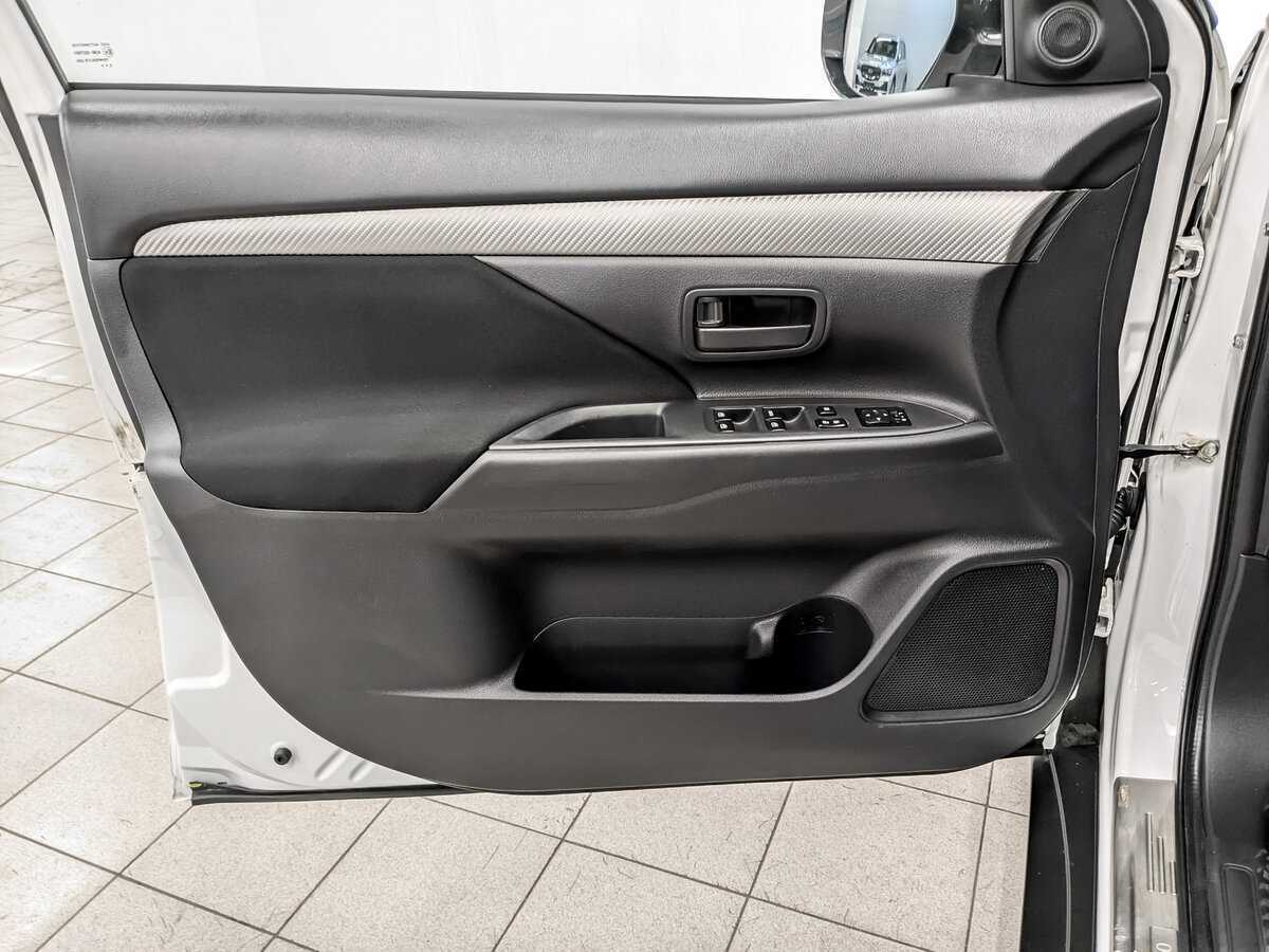 Mitsubishi Outlander с пробегом — 2015 год. Фото: #18