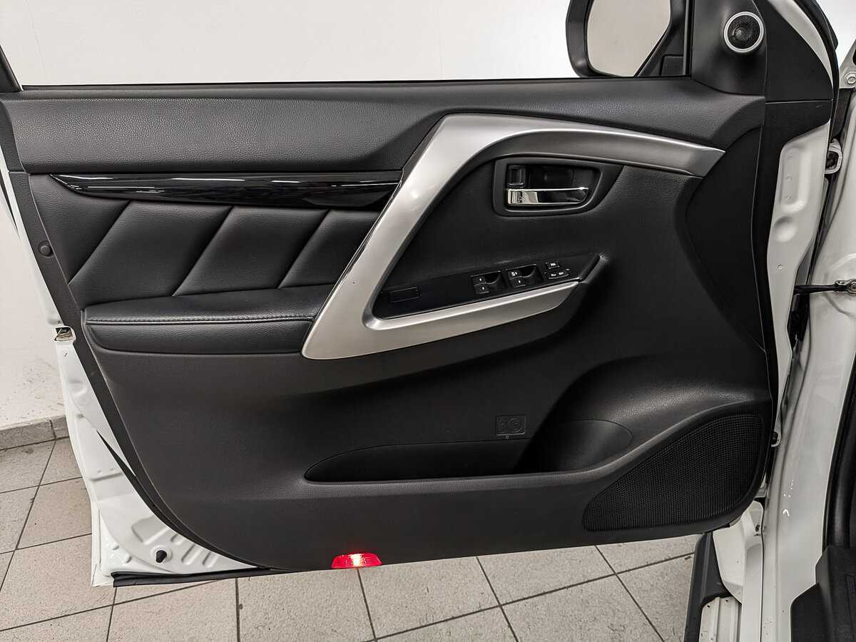 Mitsubishi Pajero Sport с пробегом — 2017 год. Фото: #16