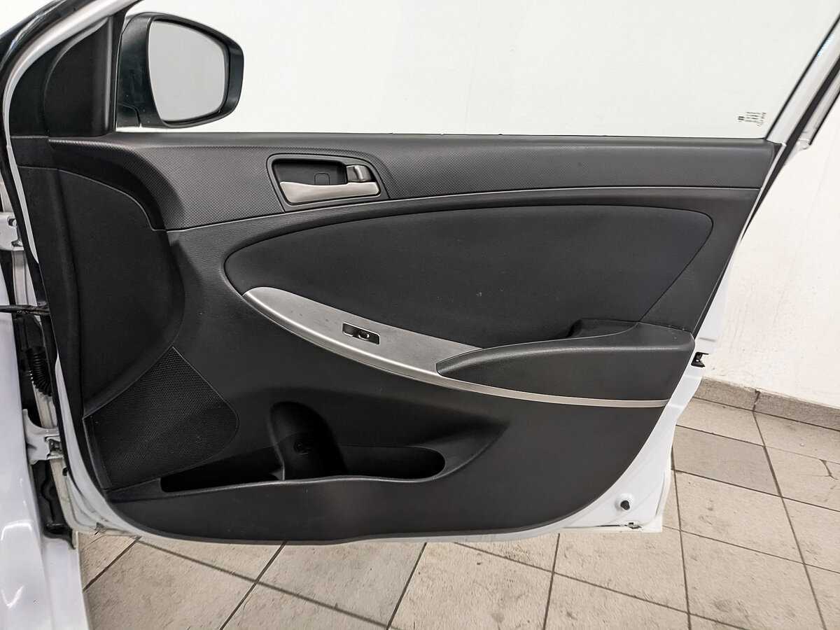 Hyundai Solaris с пробегом — 2015 год. Фото: #22