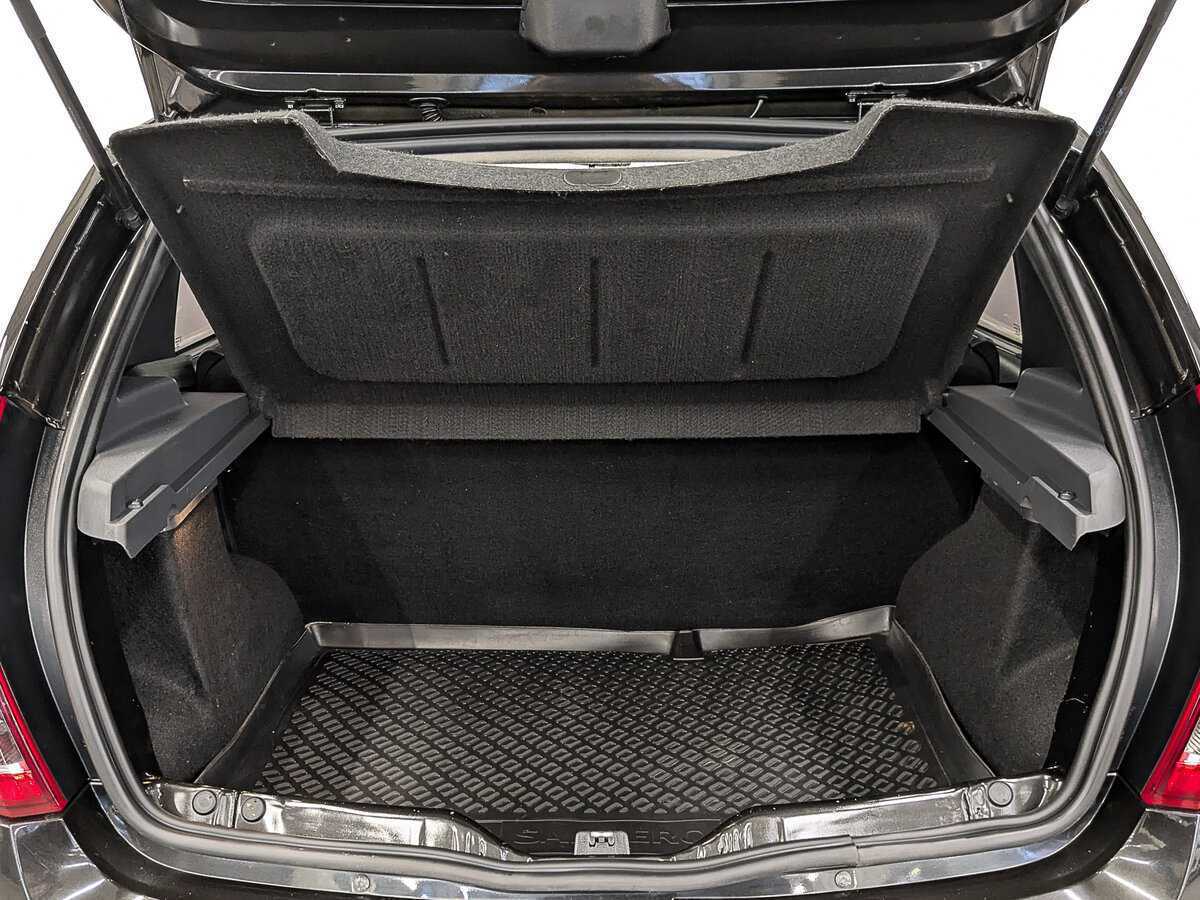 Renault Sandero с пробегом — 2012 год. Фото: #9