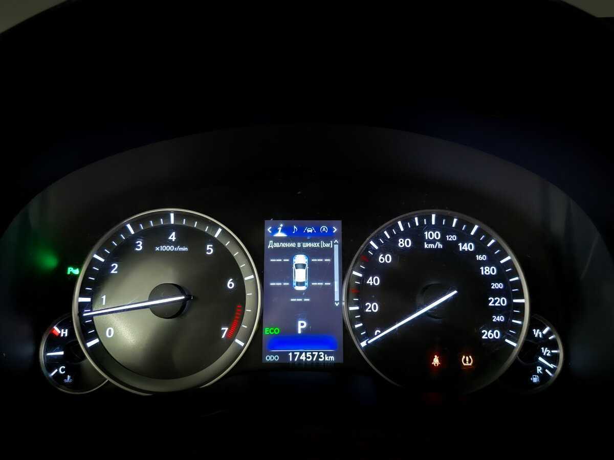 Lexus ES с пробегом — 2015 год. Фото: #12