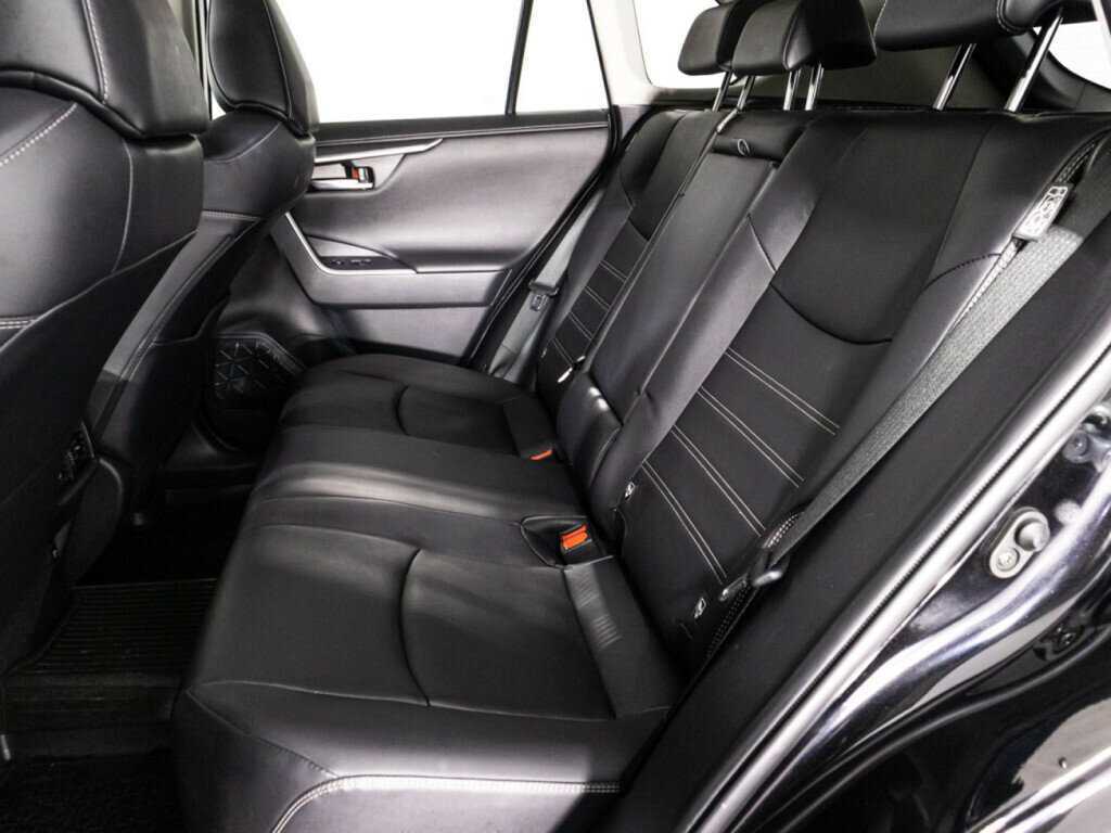 Toyota RAV4 с пробегом — 2020 год. Фото: #9