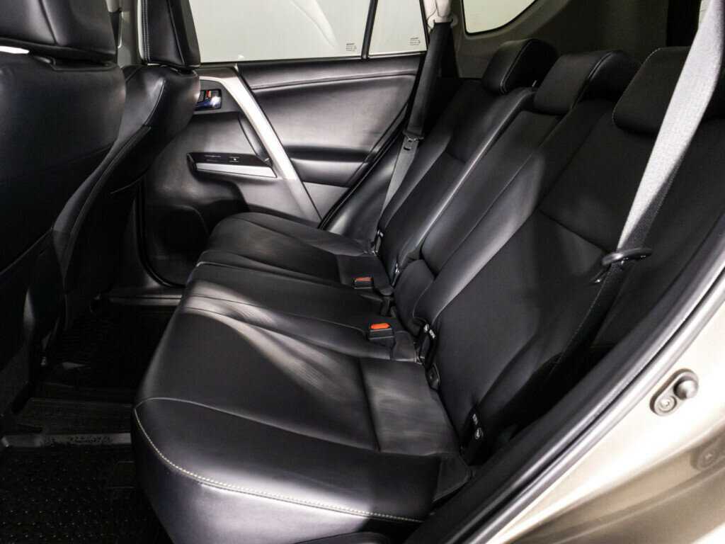 Toyota RAV4 с пробегом — 2017 год. Фото: #9