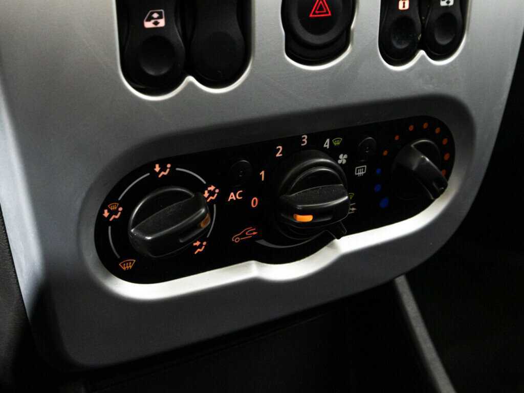 Renault Sandero с пробегом — 2013 год. Фото: #14