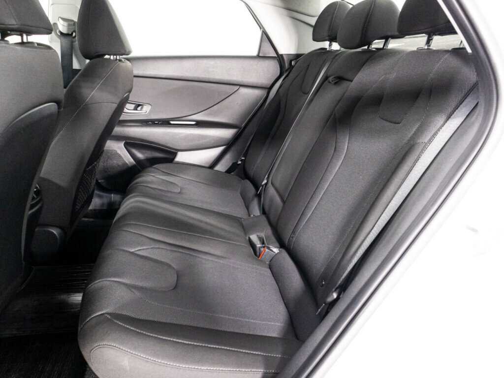 Hyundai Elantra с пробегом — 2021 год. Фото: #9