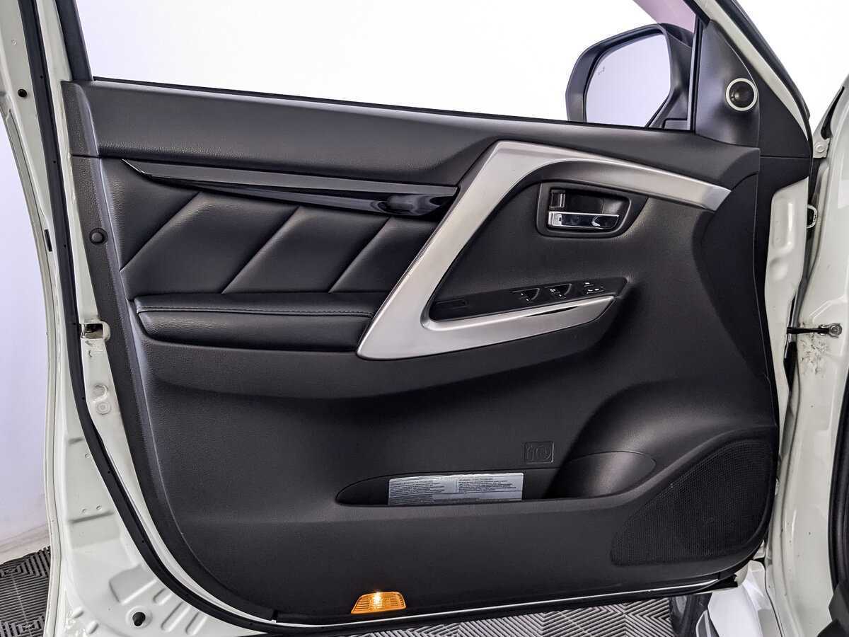 Mitsubishi Pajero Sport с пробегом — 2017 год. Фото: #16