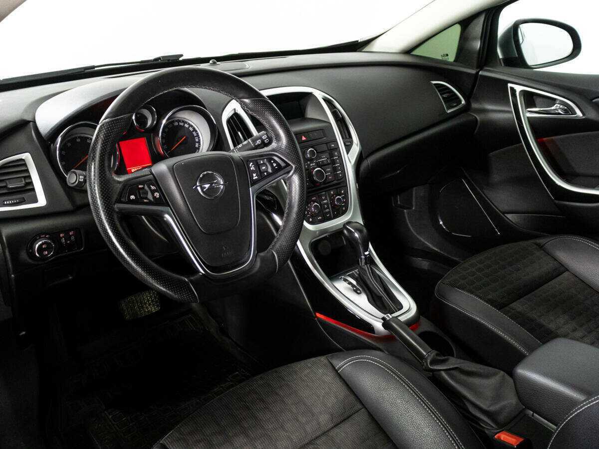 Opel Astra с пробегом — 2013 год. Фото: #10