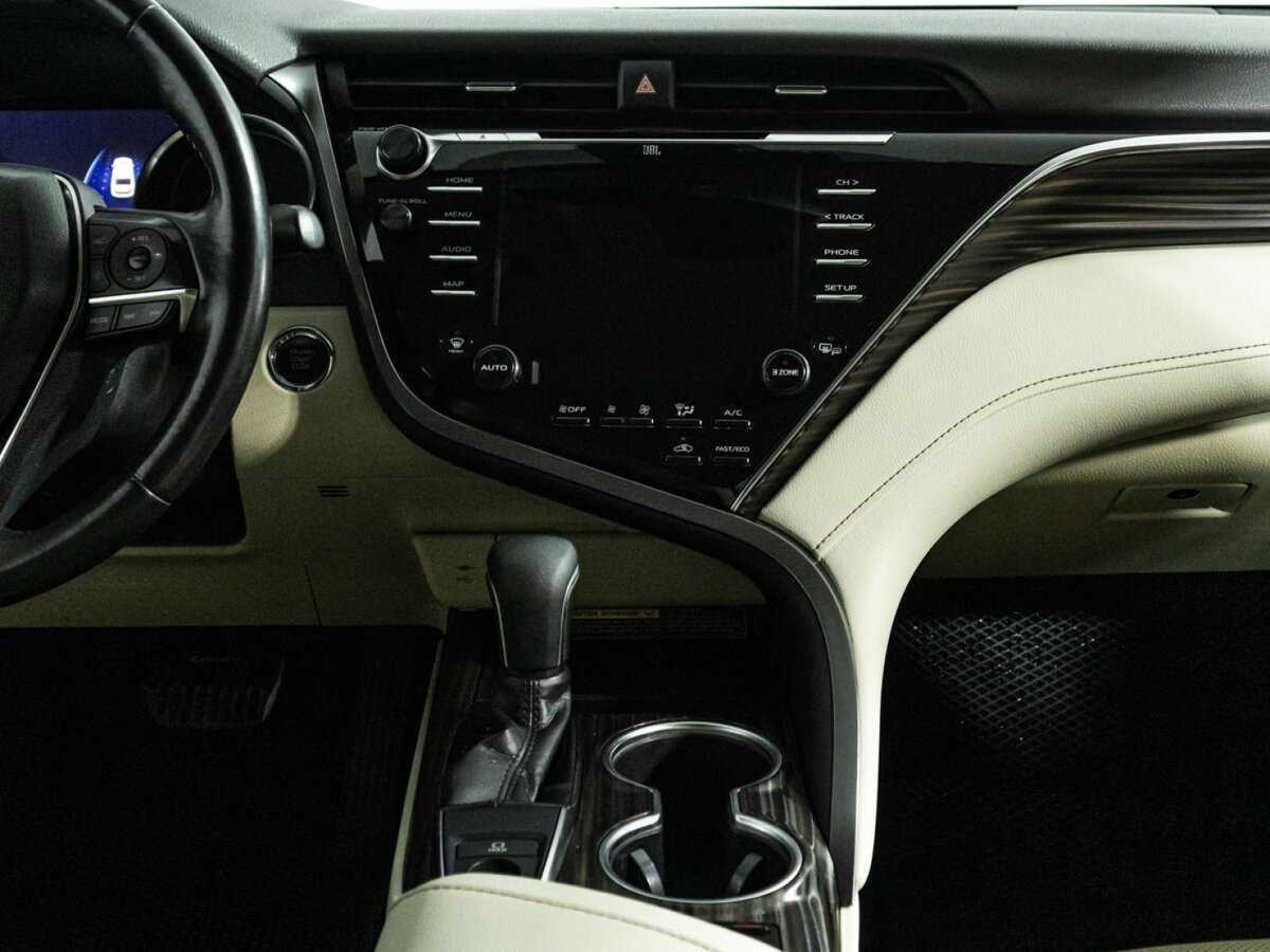 Toyota Camry с пробегом — 2018 год. Фото: #13