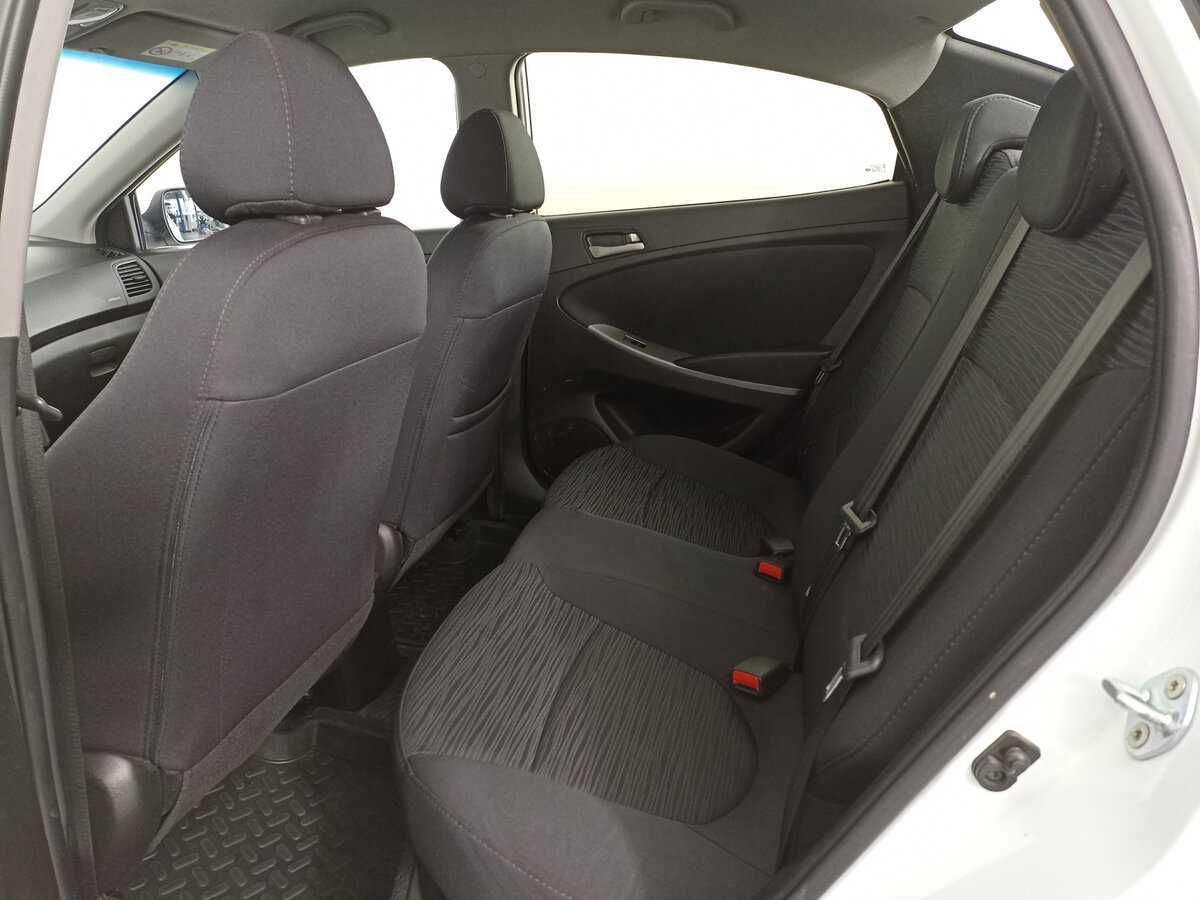 Hyundai Solaris с пробегом — 2015 год. Фото: #11