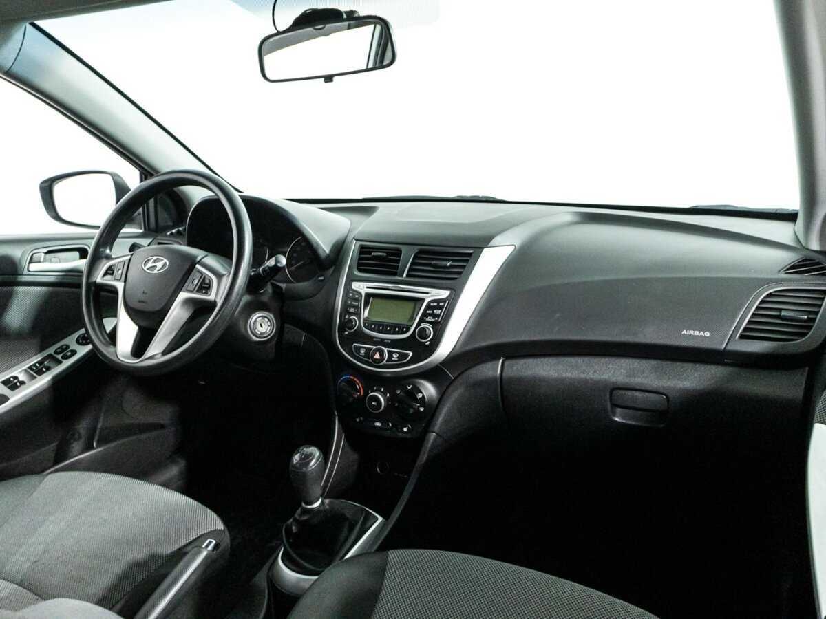 Hyundai Solaris с пробегом — 2013 год. Фото: #8