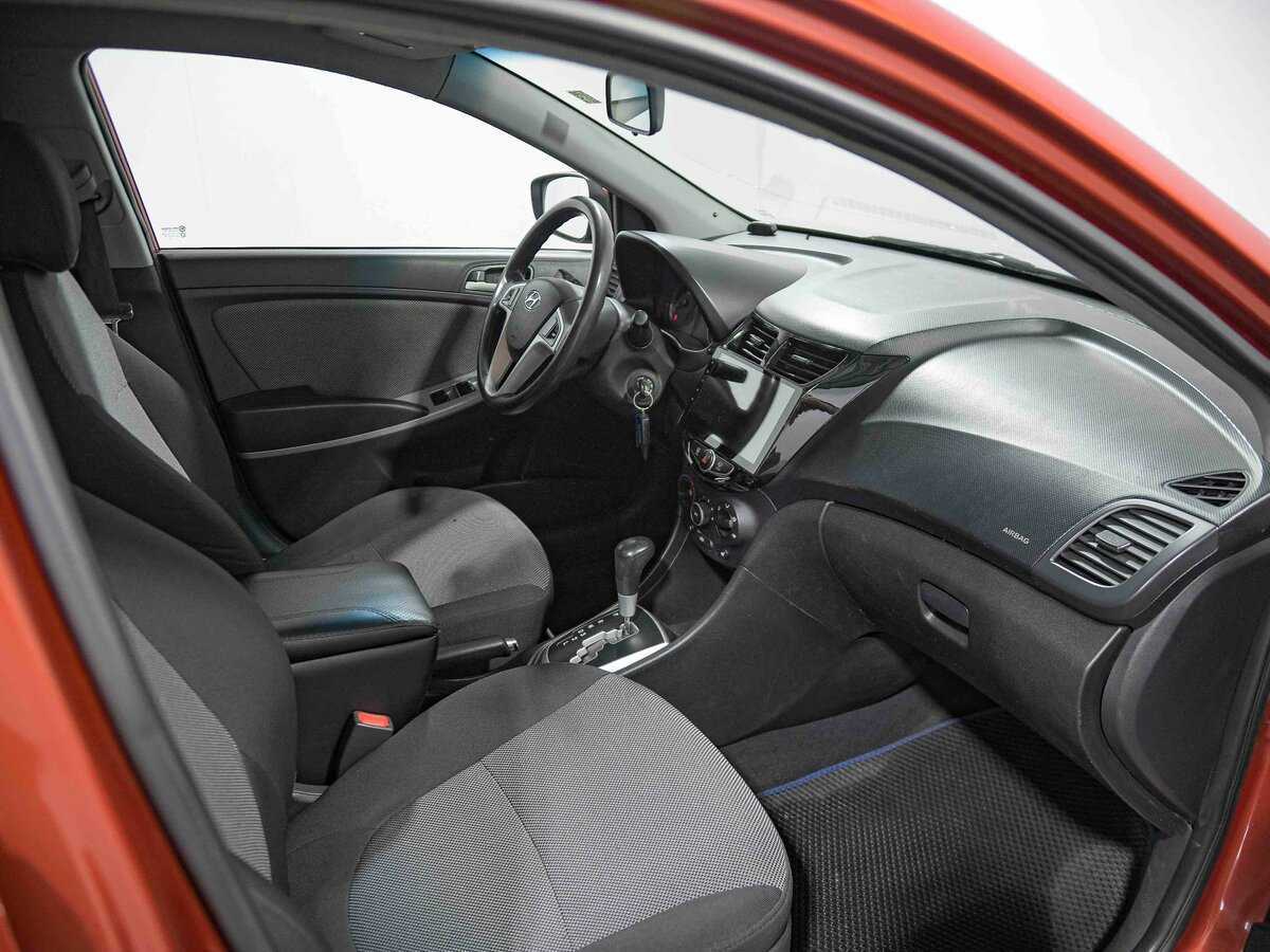 Hyundai Solaris с пробегом — 2012 год. Фото: #11