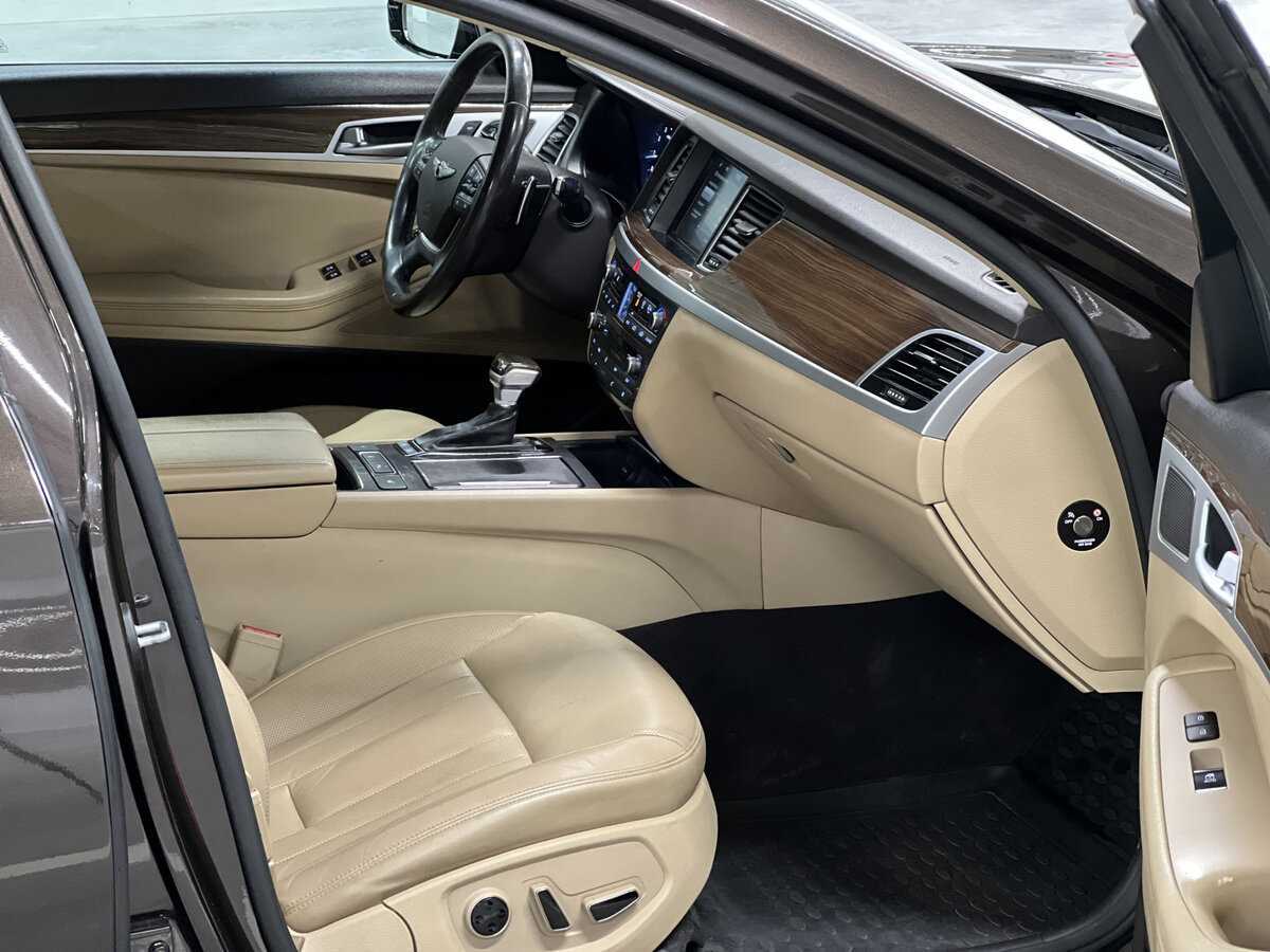 Hyundai Genesis с пробегом — 2014 год. Фото: #10