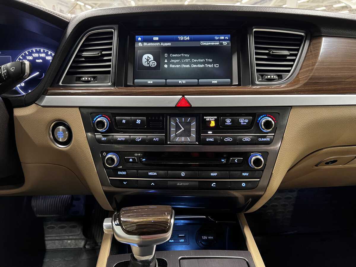 Hyundai Genesis с пробегом — 2014 год. Фото: #13