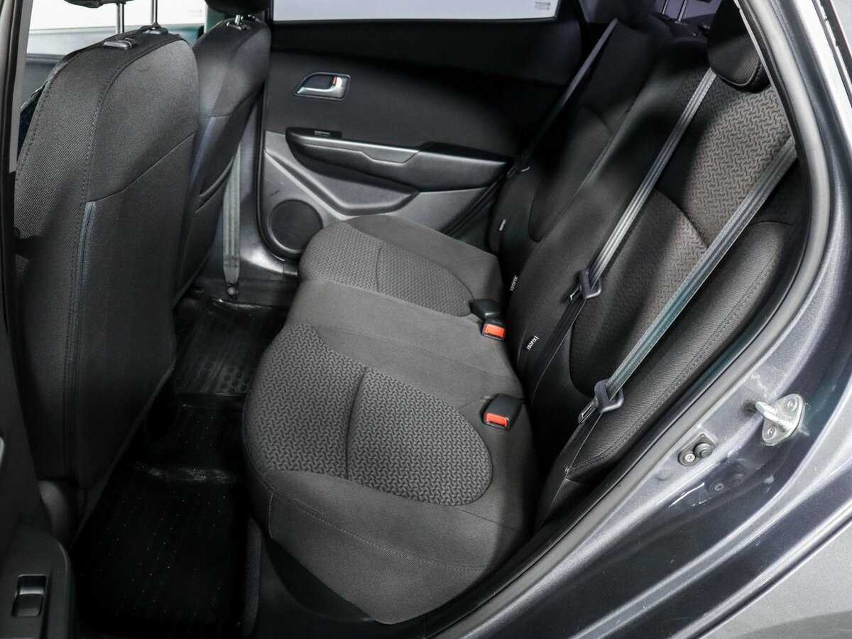 Kia Rio с пробегом — 2012 год. Фото: #5