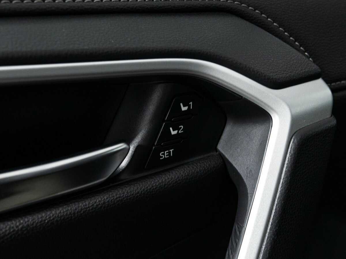 Toyota RAV4 с пробегом — 2020 год. Фото: #16