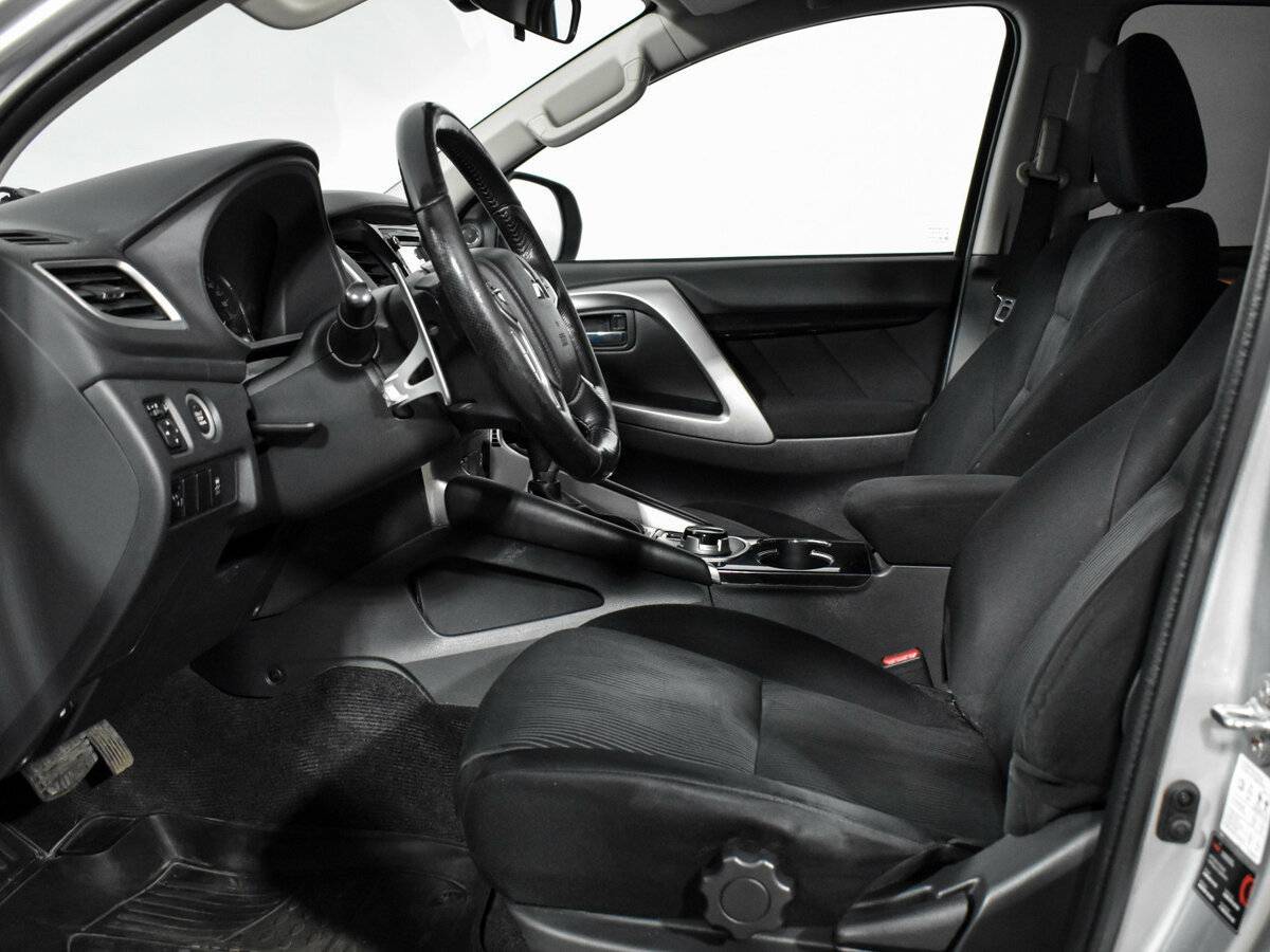 Mitsubishi Pajero Sport с пробегом — 2018 год. Фото: #9