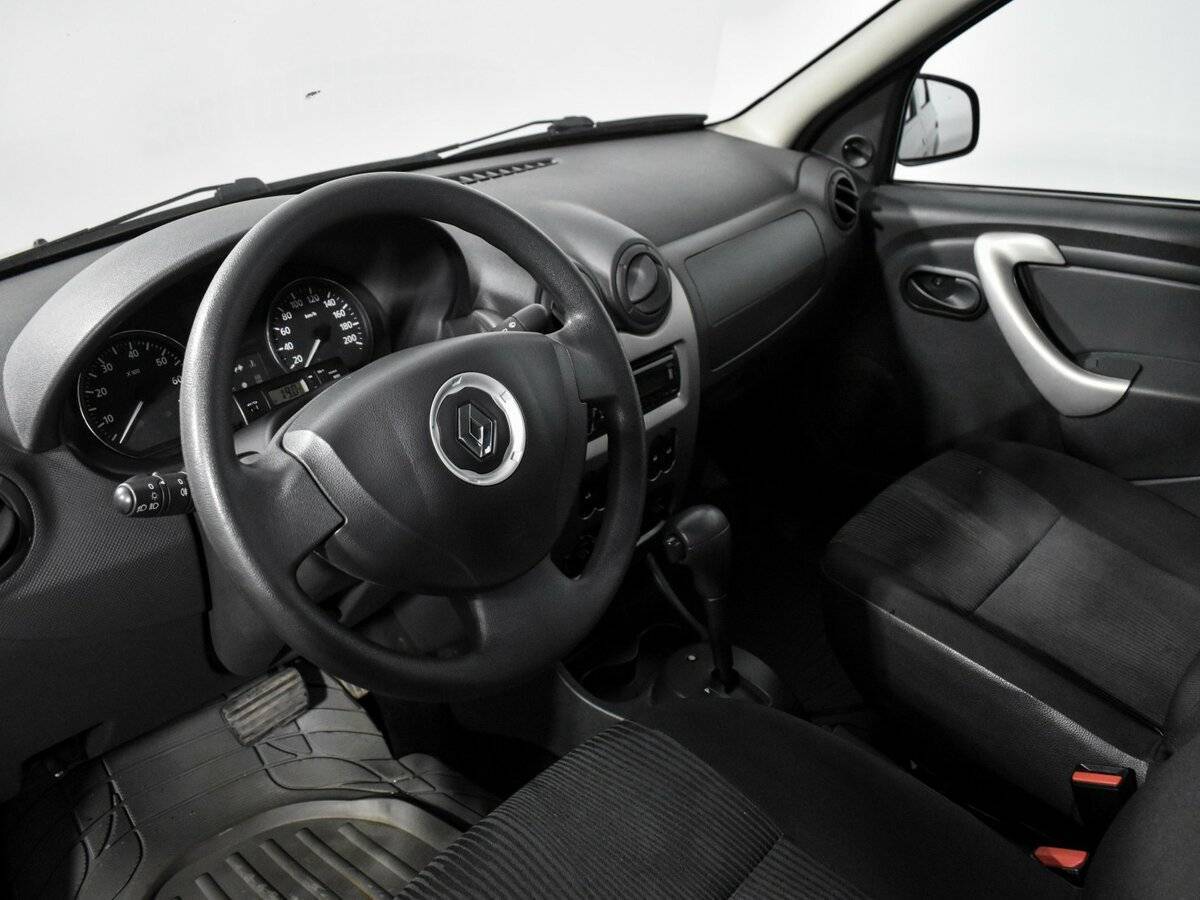 Renault Logan с пробегом — 2015 год. Фото: #8