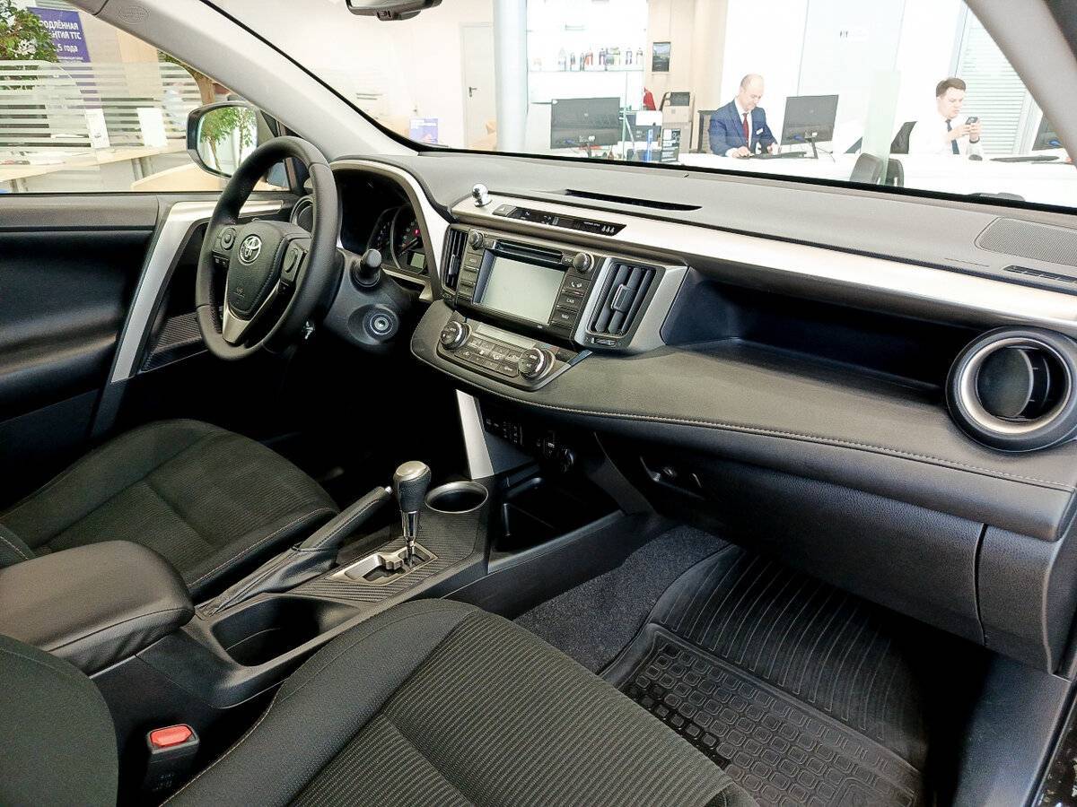 Toyota RAV4 с пробегом — 2015 год. Фото: #10