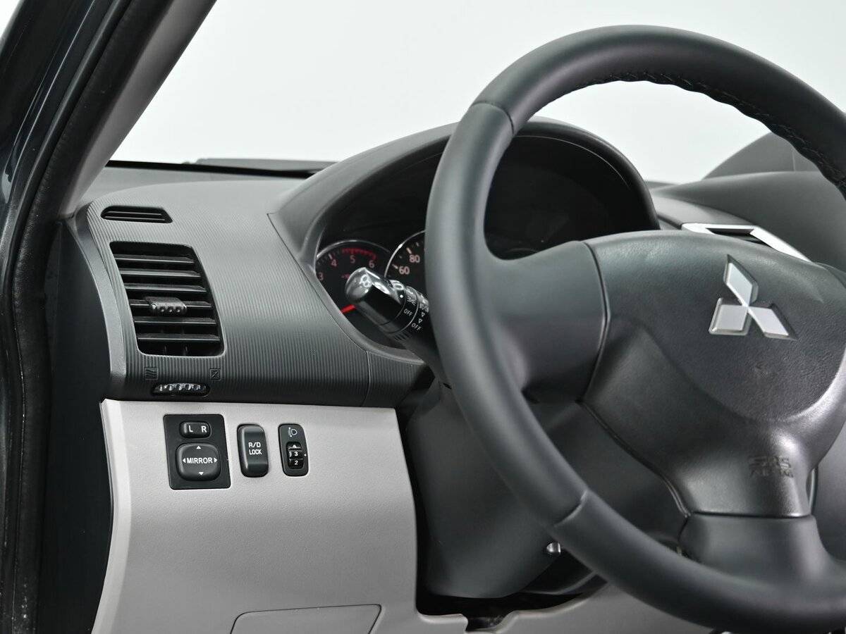 Mitsubishi Pajero Sport с пробегом — 2014 год. Фото: #8