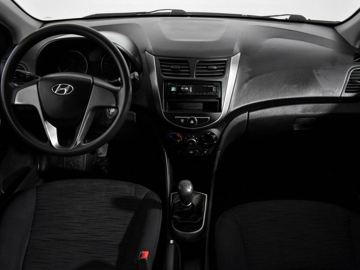 Hyundai Solaris с пробегом — 2014 год. Фото: #11