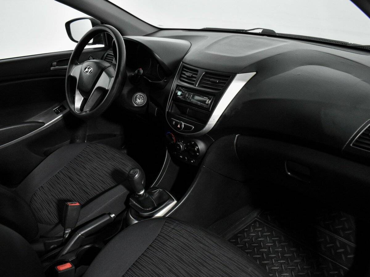 Hyundai Solaris с пробегом — 2014 год. Фото: #12