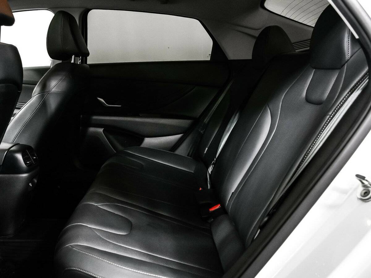 Hyundai Elantra с пробегом — 2023 год. Фото: #11