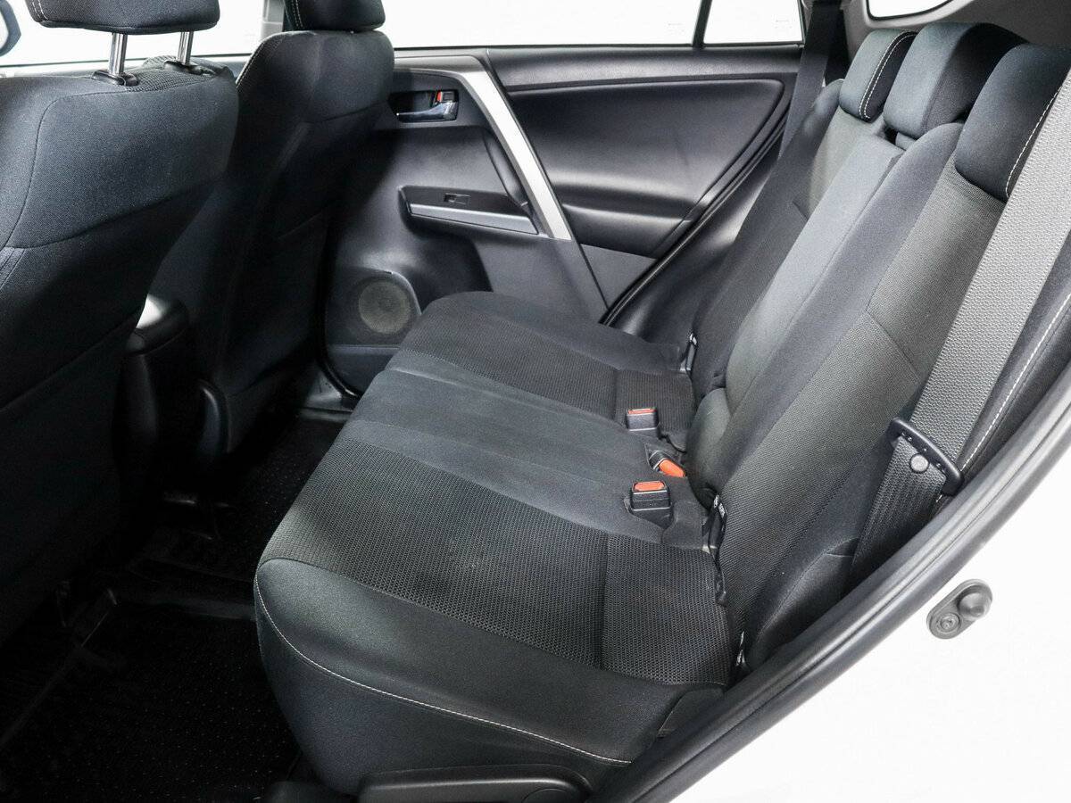 Toyota RAV4 с пробегом — 2017 год. Фото: #6