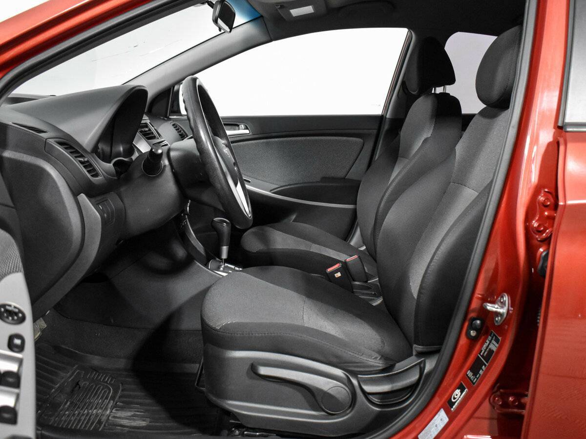 Hyundai Solaris с пробегом — 2012 год. Фото: #9