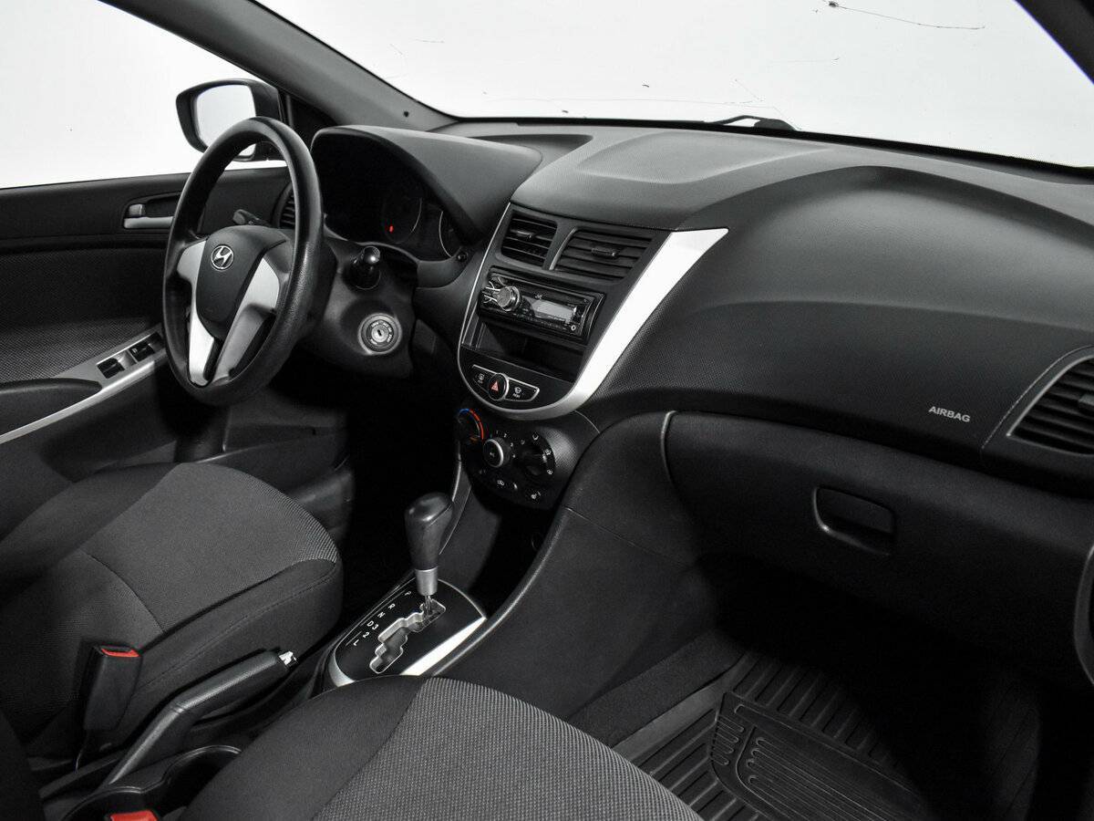 Hyundai Solaris с пробегом — 2012 год. Фото: #12