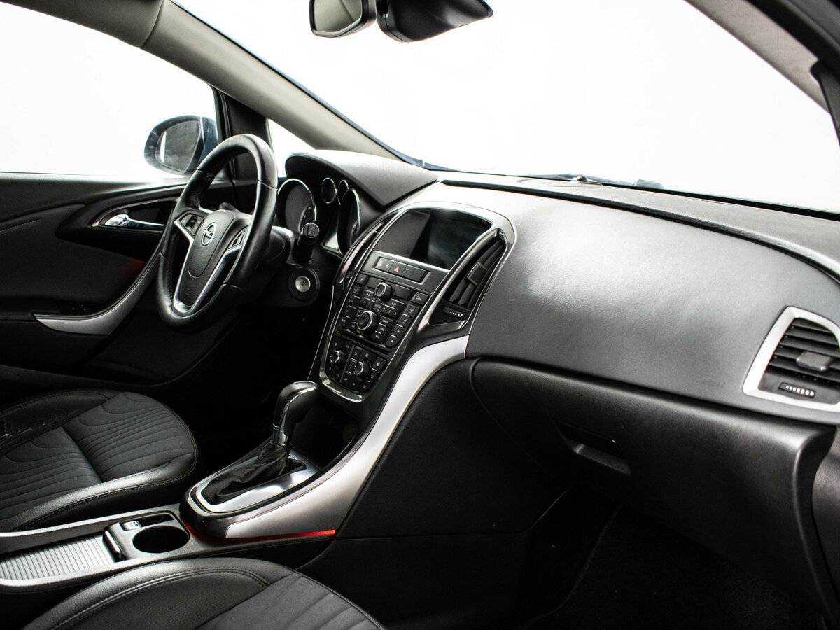 Opel Astra с пробегом — 2013 год. Фото: #6
