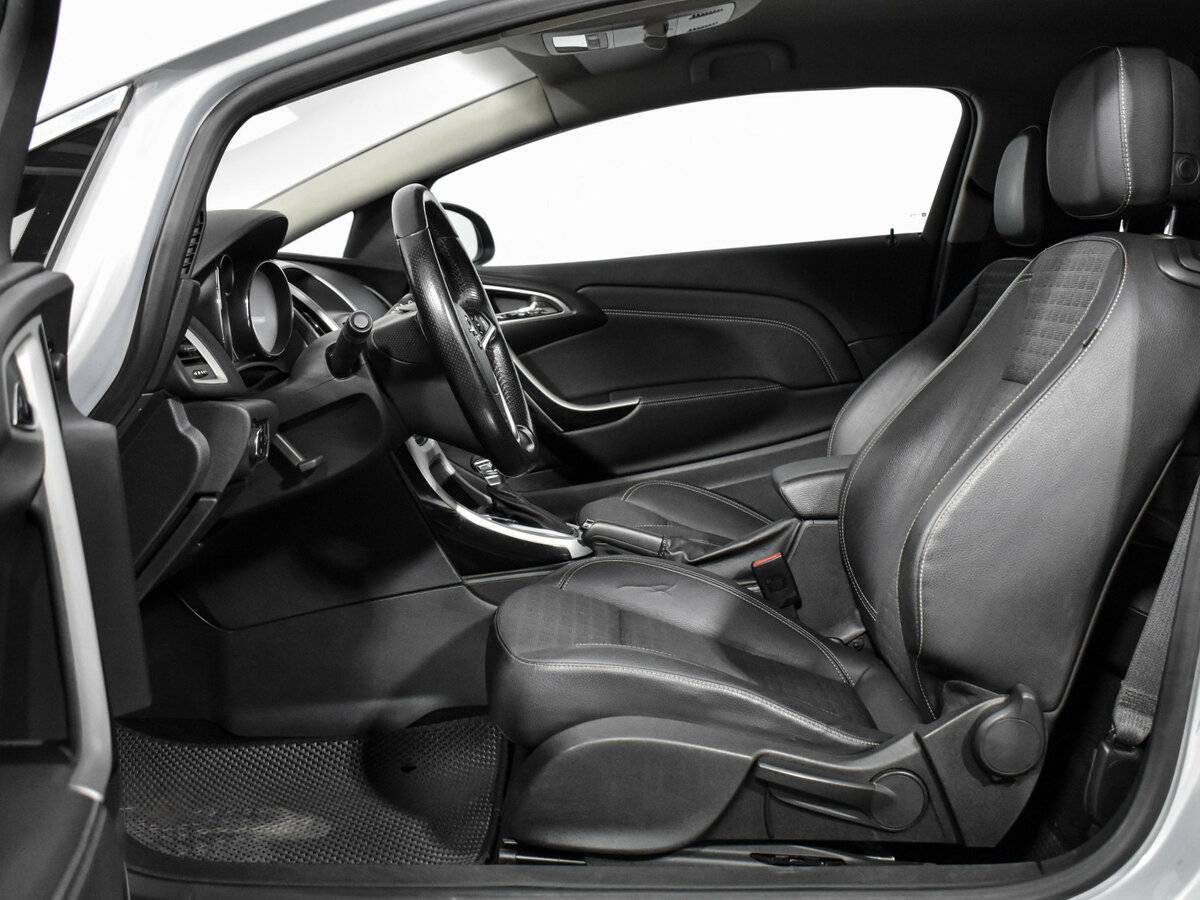 Opel Astra с пробегом — 2012 год. Фото: #9