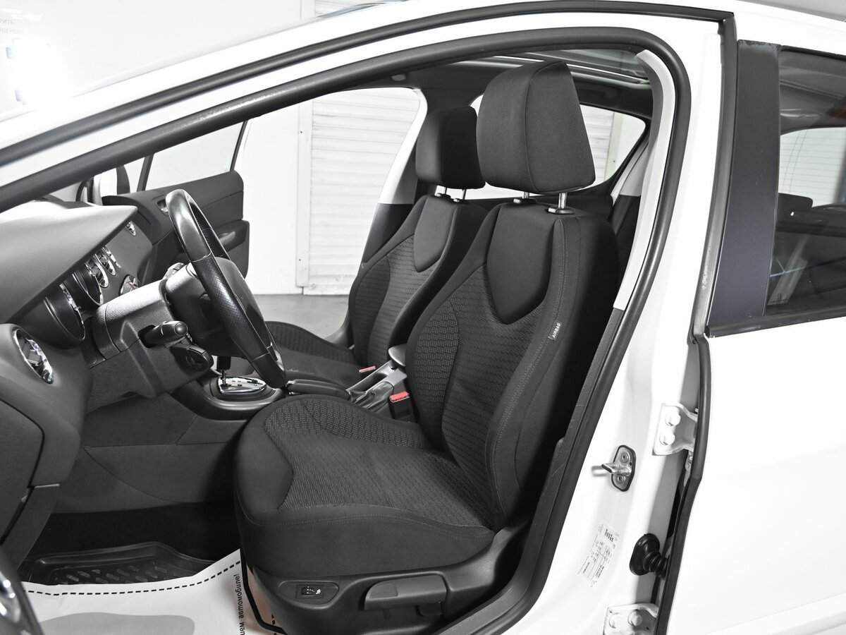 Peugeot 308 с пробегом — 2012 год. Фото: #6