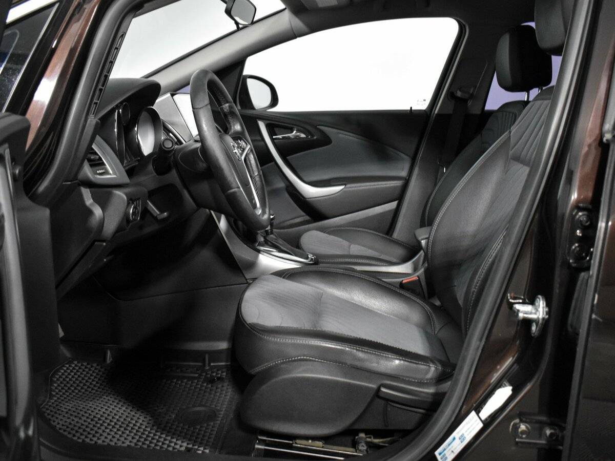 Opel Astra с пробегом — 2013 год. Фото: #9