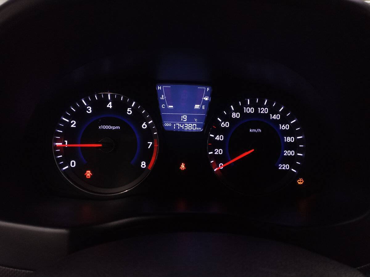 Hyundai Solaris с пробегом — 2013 год. Фото: #12