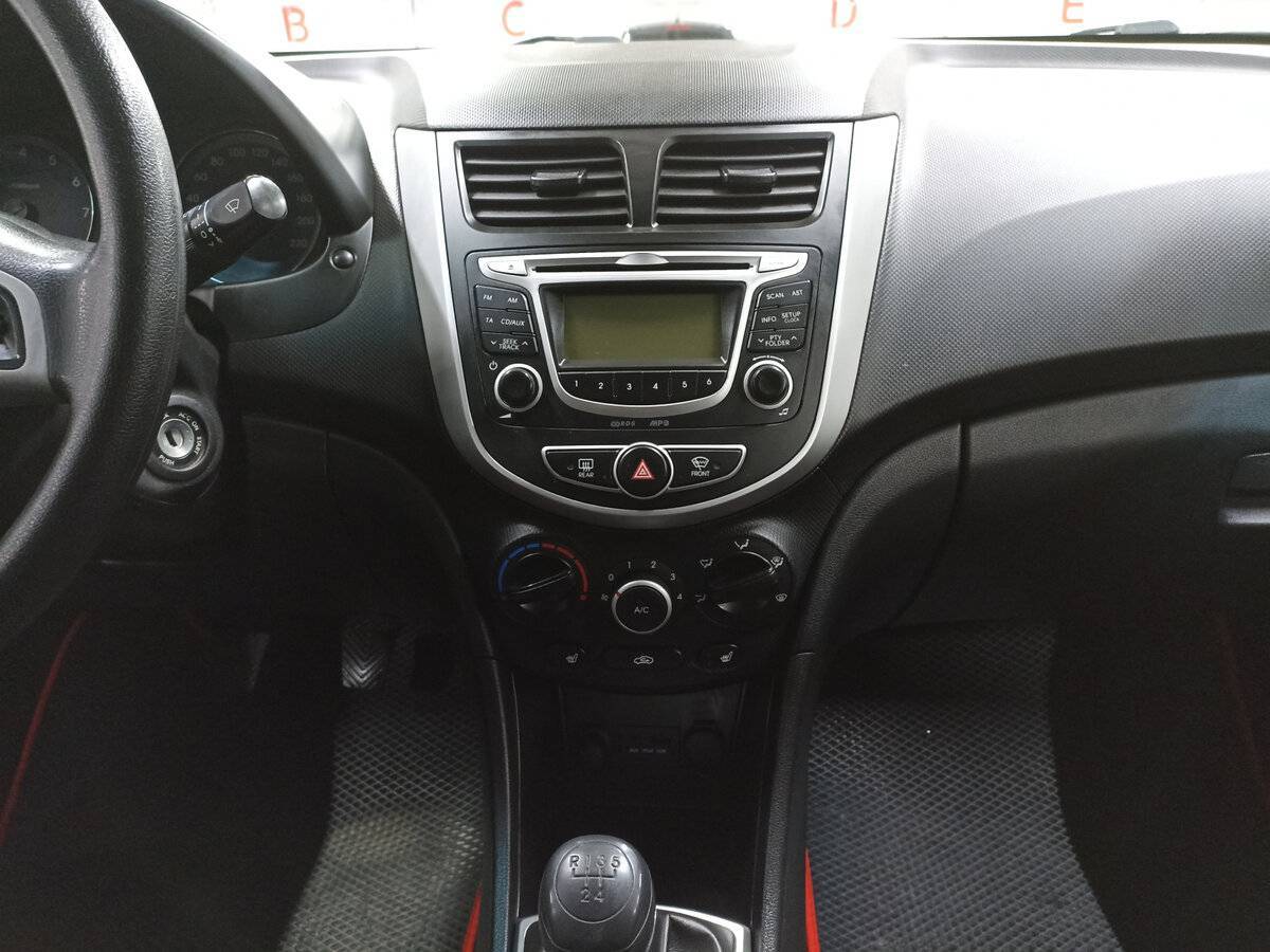 Hyundai Solaris с пробегом — 2013 год. Фото: #14