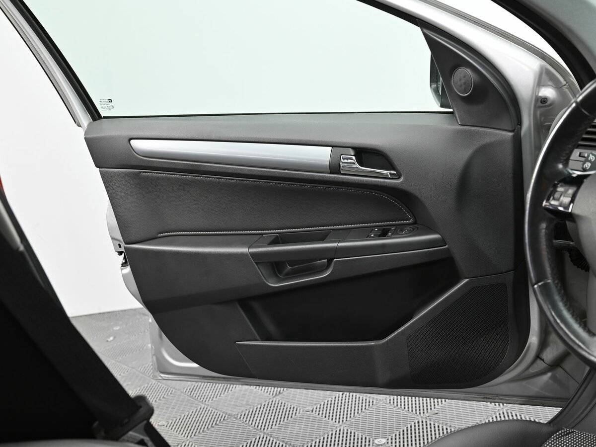 Opel Astra с пробегом — 2012 год. Фото: #6