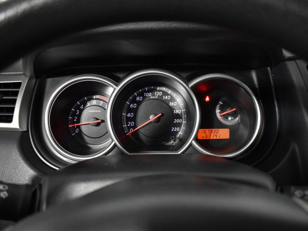 Nissan Tiida с пробегом — 2012 год. Фото: #11