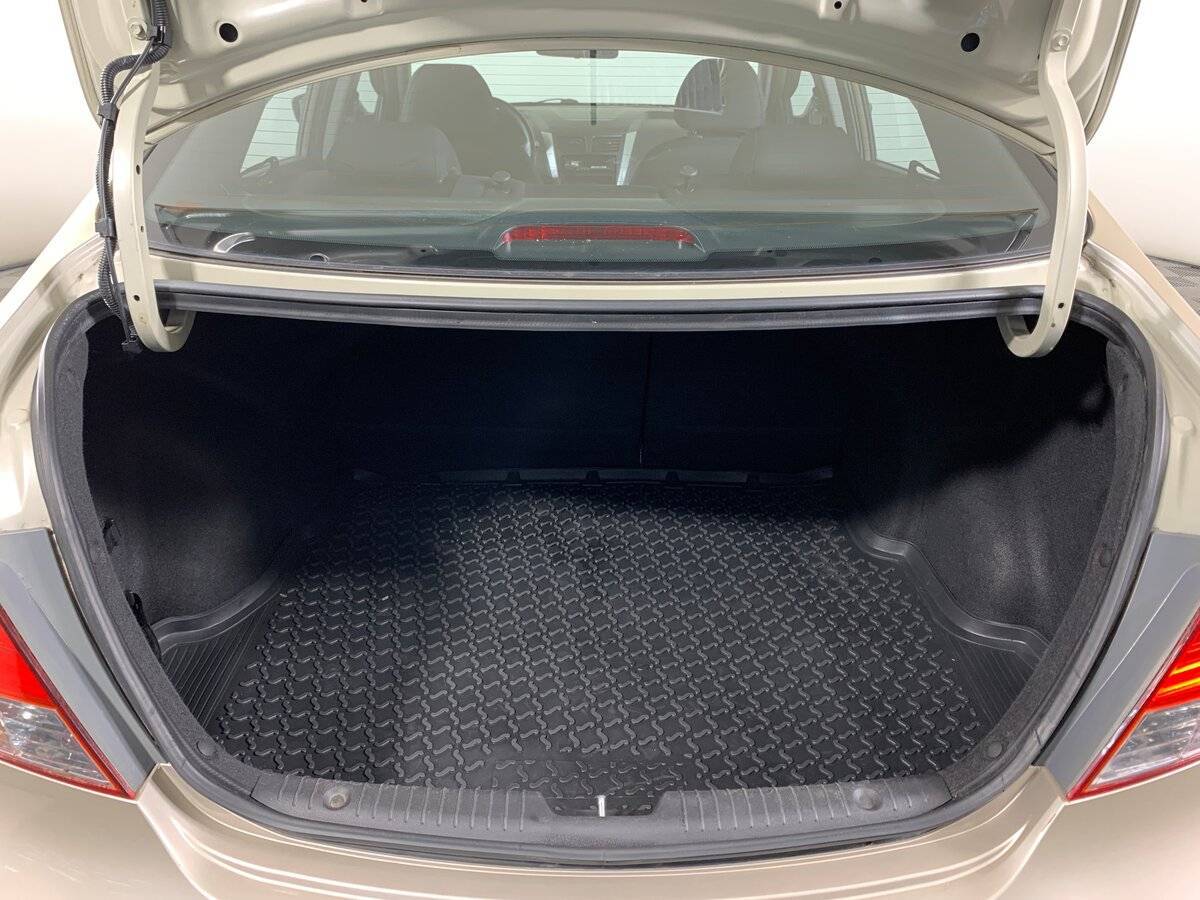 Hyundai Solaris с пробегом — 2012 год. Фото: #18