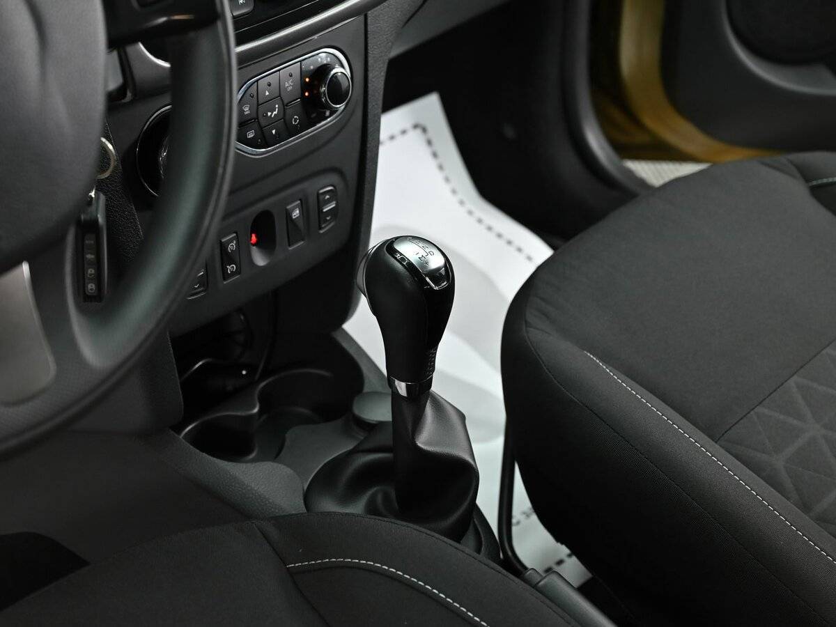 Renault Sandero с пробегом — 2016 год. Фото: #9