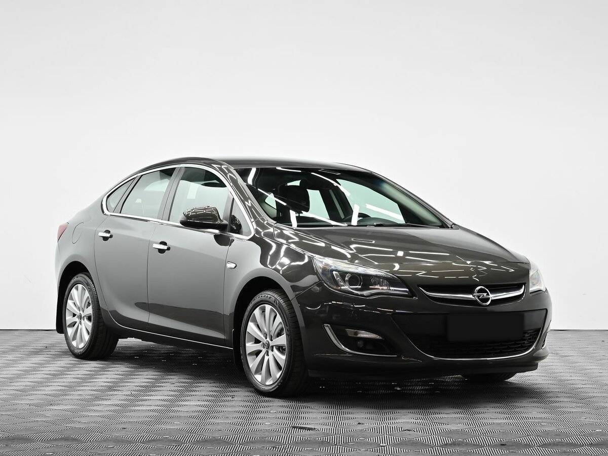 Opel Astra с пробегом — 2013 год. Фото: #1