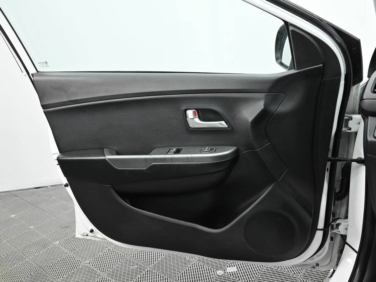 Kia Rio с пробегом — 2013 год. Фото: #6