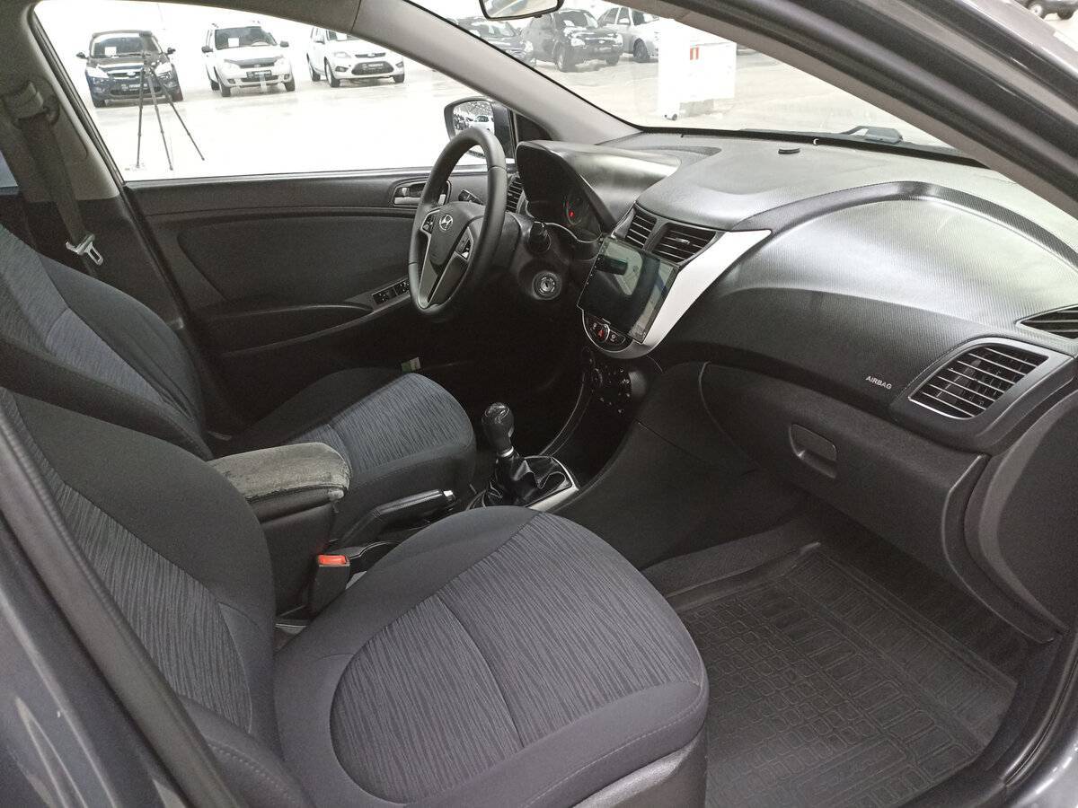 Hyundai Solaris с пробегом — 2015 год. Фото: #10