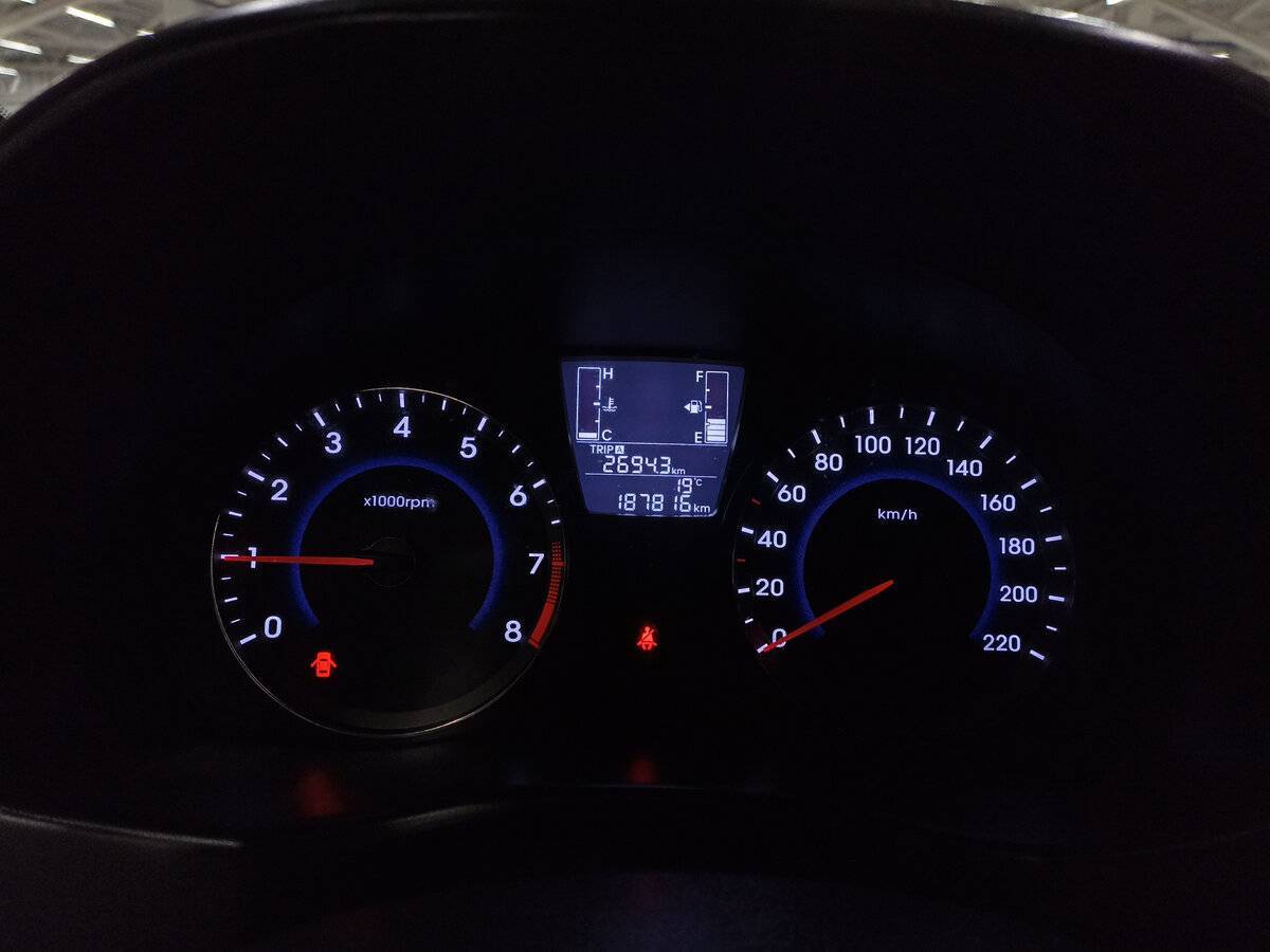 Hyundai Solaris с пробегом — 2015 год. Фото: #12