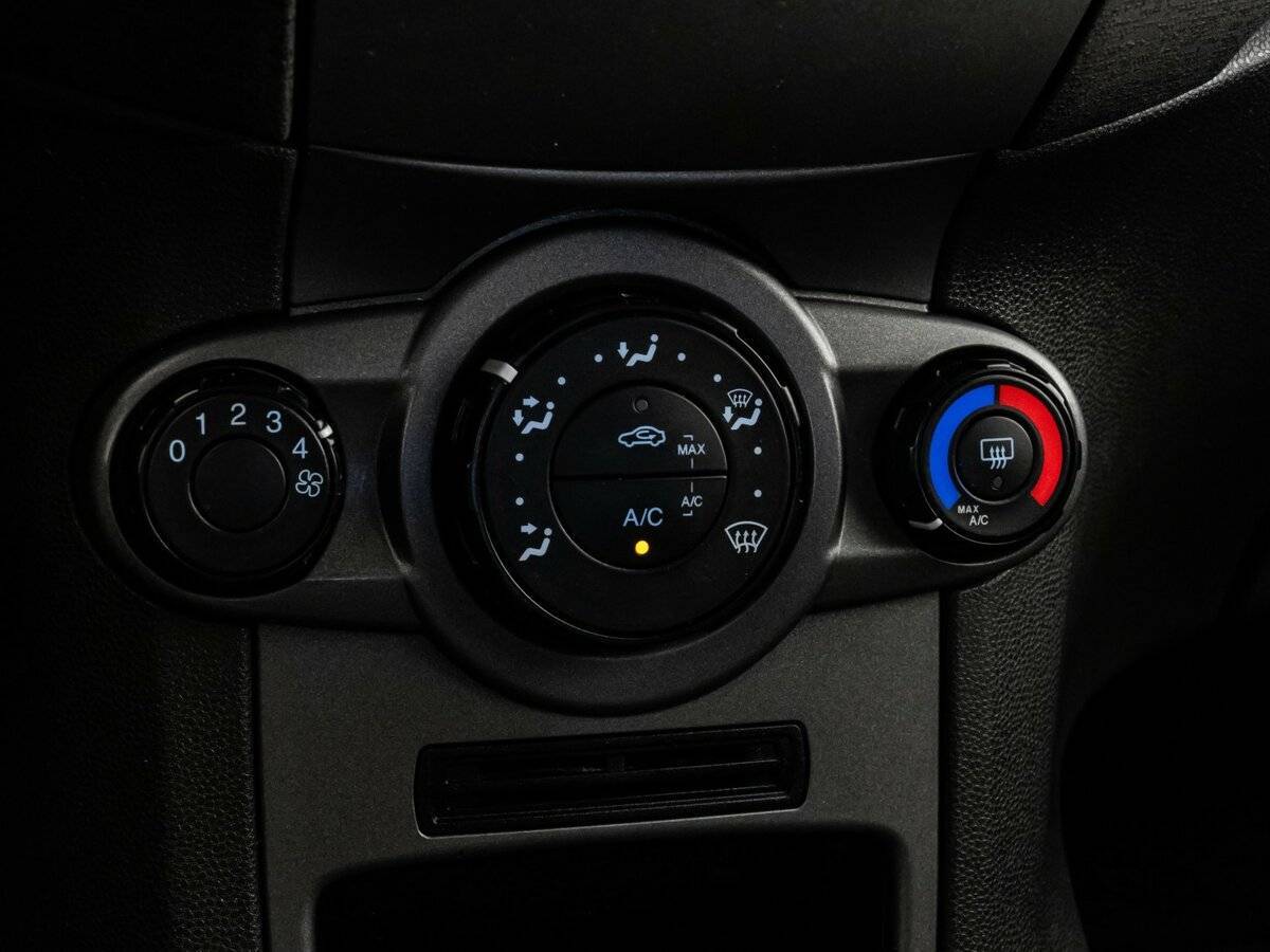 Ford Fiesta с пробегом — 2015 год. Фото: #13